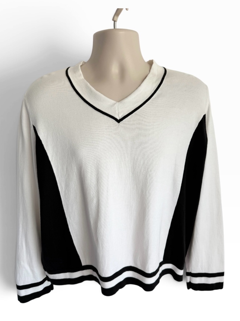 Liz Claiborne Golf 1X White and Black V-Neck Sweater